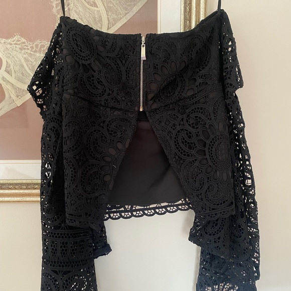 🎬 Runway the label sierra lace off the shoulder bell sleeve crop top blouse - Picture 4 of 12